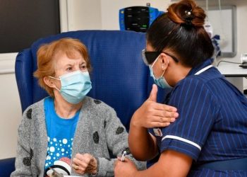 მსოფლიოში პირველი ადამიანი, რომელმაც Pfizer-ის ვაქცინა გაიკეთა, 90 წლისაა