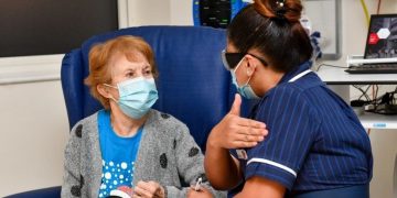 მსოფლიოში პირველი ადამიანი, რომელმაც Pfizer-ის ვაქცინა გაიკეთა, 90 წლისაა