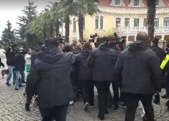 დაკავებები აჭარის მთავრობის სახლთან