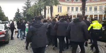 დაკავებები აჭარის მთავრობის სახლთან