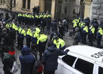 „გავაცილეთ უკანასკნელ გზაზე“ – პარლამენტთან სირცხვილის კორიდორებია მოწყობილი