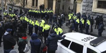 „გავაცილეთ უკანასკნელ გზაზე“ – პარლამენტთან სირცხვილის კორიდორებია მოწყობილი