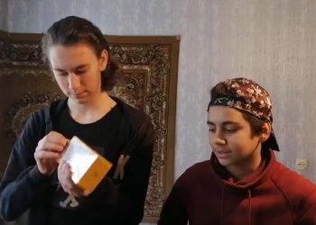 მასწავლებელმა მოსწავლეს ტელეფონი აჩუქა