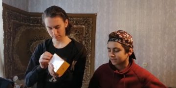 მასწავლებელმა მოსწავლეს ტელეფონი აჩუქა