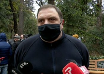 პარლამენტმა პირველი სესია გახსნა ცალფეხამ – გუბაზ სანიკიძე