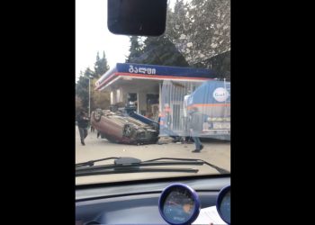 უმძიმესი ავარია მტკვრის მარჯვენა სანაპიროზე – ავტომობილი ბენზინგასამართ სადგურს შეეჯახა