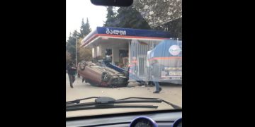 უმძიმესი ავარია მტკვრის მარჯვენა სანაპიროზე – ავტომობილი ბენზინგასამართ სადგურს შეეჯახა