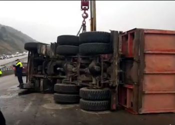 რუსთავის გზაზე სატვირთო ამოტრიალდა