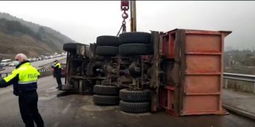 რუსთავის გზაზე სატვირთო ამოტრიალდა