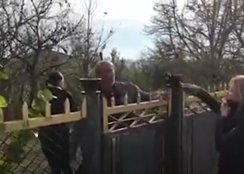 ბადრი ესებუას ოჯახში ჟურნალისტებს ფიზიკურად დაუპირისპირდნენ