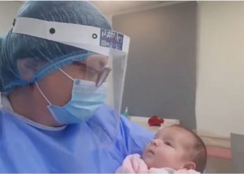 „პატარა ლამაზ გოგოს დაემართა პატარა ვირუსი“ – როგორ უკითხავს ექიმი ზღაპარს პატარას, რომელმაც კორონავირუსი დაამარცხა