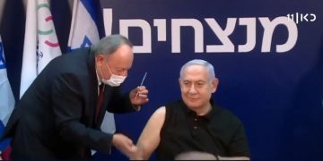 ისრაელის პრემიერ-მინისტრმა კოვიდვაქცინა პირდაპირ ეთერში გაიკეთა