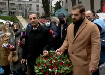 პარლამენტთან „ვენოკი“ მიიტანეს