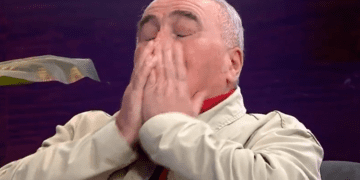 ვახტანგ ფანჩულიძეს, რომელიც ცნობილია “ბურნუთას” როლით, ფილმში “სიყვარულის ყველას უნდა”,  პირდაპირ ეთერში ახალი როლი შესთავაზეს – ნახეთ მისი რეაქცია