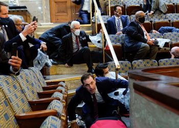 ამერიკელი კანონმდებლების ევაკუაცია, მას შემდეგ, რაც კაპიტოლიუმის შენობაში ბრბო შეიჭრა