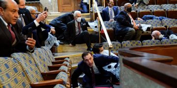 ამერიკელი კანონმდებლების ევაკუაცია, მას შემდეგ, რაც კაპიტოლიუმის შენობაში ბრბო შეიჭრა