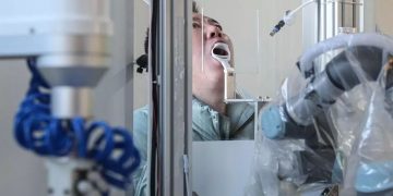 კოვიდ ტესტი ჩინურად – კორონავირუსზე ტესტირებას რობოტები აკეთებენ