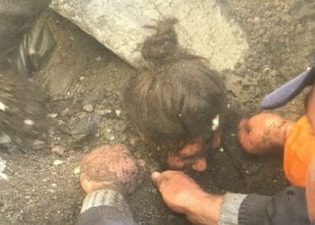 ნანგრევებში მოყოლილი 11 წლის გოგონა მაშველებმა მალევე იპოვეს