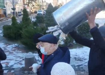 „ალტერნატივას“ წევრმა აჭარის უმაღლესი საბჭოს დეპუტატს თავზე ნაგავი დააყარა