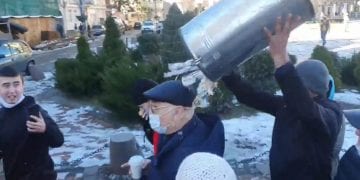 „ალტერნატივას“ წევრმა აჭარის უმაღლესი საბჭოს დეპუტატს თავზე ნაგავი დააყარა