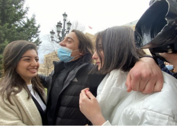 კადრები სასამართლოდან, სადაც შაქარაშვილის საქმეზე დაკავებული 3 პირი გაათავისუფლეს