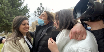კადრები სასამართლოდან, სადაც შაქარაშვილის საქმეზე დაკავებული 3 პირი გაათავისუფლეს