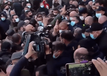 ფიზიკური დაპირისპირება ჩხოროწყუს მერიასთან, რომელიც ე.წ. საპირფარეშოების სკანდალს მოყვა