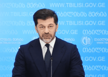 “იქ მხოლოდ აბლანდულ-დაბლანდული გზებია” – კახი კალაძე სპორტის სასახლის მიმდებარე ტერიტორიაზე