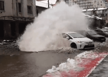 ბათუმში მიწიდან „შადრევანმა“ ამოხეთქა – წყლის ჭავლმა ავტომობილებიც დააზიანა