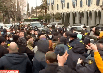 დაპირისპირება აქციის მონაწილეებსა და პოლიციას შორის – რა ხდება რუსთაველზე