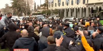 დაპირისპირება აქციის მონაწილეებსა და პოლიციას შორის – რა ხდება რუსთაველზე