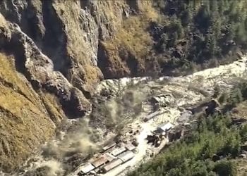 უმძიმესი კადრები ინდოეთიდან: ყინულის დიდი მასა მოწყდა და ჰიდროელექტრო სადგურში ჩავარდა, რასაც წყალდიდობა მოჰყვა