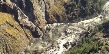 უმძიმესი კადრები ინდოეთიდან: ყინულის დიდი მასა მოწყდა და ჰიდროელექტრო სადგურში ჩავარდა, რასაც წყალდიდობა მოჰყვა