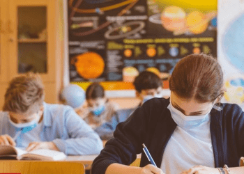 მე-5 კლასიდან მე-12 კლასის ჩათვლით მოსწავლეებისთვის სკოლაში პირბადის ტარება სავალდებულო ხდება