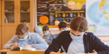 მე-5 კლასიდან მე-12 კლასის ჩათვლით მოსწავლეებისთვის სკოლაში პირბადის ტარება სავალდებულო ხდება