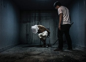 „ავტომატის ლულას უდებდნენ პირში და ანთებული სიგარეტი დაადეს სხეულზე“ – წამების ბრალდებით შსს-ს 3 ყოფილი თანამშრომელი დააკავეს