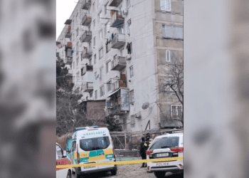 ვარკეთილში მამაკაცი თვითმკვლელობით იმუქრება და ამბობს – არა კაზინოებს!