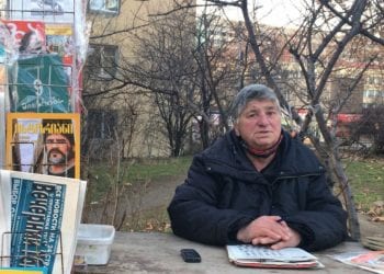 პრესის გამავრცელებელი – ქალი, რომელიც 25 წელია ჟურნალ-გაზეთებს ქუჩაში ყიდის