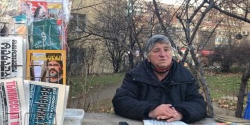 პრესის გამავრცელებელი – ქალი, რომელიც 25 წელია ჟურნალ-გაზეთებს ქუჩაში ყიდის