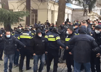 რა ხდება ამ წუთებში პარლამენტთან, სადაც პიკეტირების აქცია იმართება