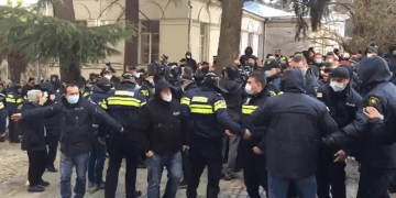რა ხდება ამ წუთებში პარლამენტთან, სადაც პიკეტირების აქცია იმართება