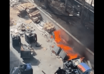 „ეს ყველაფერი გამოიწვია სიგარეტის ნამწვმა“ – სითი მოლთან ნაგვის ურნებს ცეცხლი უკიდია