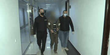 მშობლებისა და ბებიის მკვლელობაში ბრალდებული 27 წლის მამაკაცი დაკავებულია