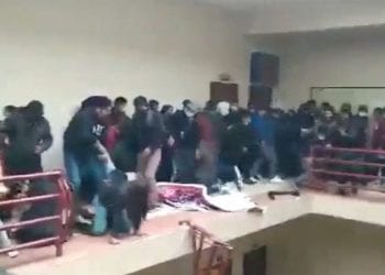 მოაჯირმა ხალხის ზეწოლას ვერ გაუძლო და ჩამოიშალა… სტუდენტები 16 მეტრის სიმაღლიდან გადავარდნენ – შემზარავი კადრები (18 +)