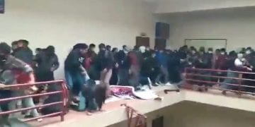 მოაჯირმა ხალხის ზეწოლას ვერ გაუძლო და ჩამოიშალა… სტუდენტები 16 მეტრის სიმაღლიდან გადავარდნენ – შემზარავი კადრები (18 +)