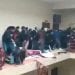 მოაჯირმა ხალხის ზეწოლას ვერ გაუძლო და ჩამოიშალა… სტუდენტები 16 მეტრის სიმაღლიდან გადავარდნენ – შემზარავი კადრები (18 +)