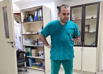 სადღაც კუთხეში დგანან და ლოცულობენ დედა გადაგვირჩეს – ლევან რატიანის ემოციური პოსტი