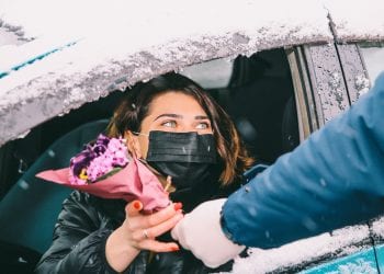 პატრულ-ინსპექტორებმა ქალ-მძღოლებს 8 მარტი მიულოცეს