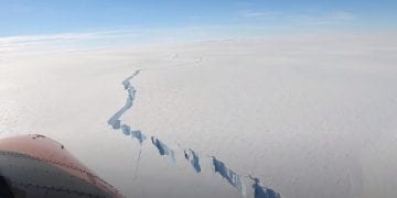 უნიკალური კადრები – ანტარქტიდაზე გიგანტური აისბერგი მოწყდა