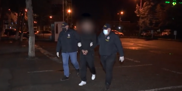 შსს ნახევარი კილო “ჰეროინის” უკანონო შეძენა-შენახვისთვის ბრალდებული პირის დაკავების კადრებს ავრცელებს